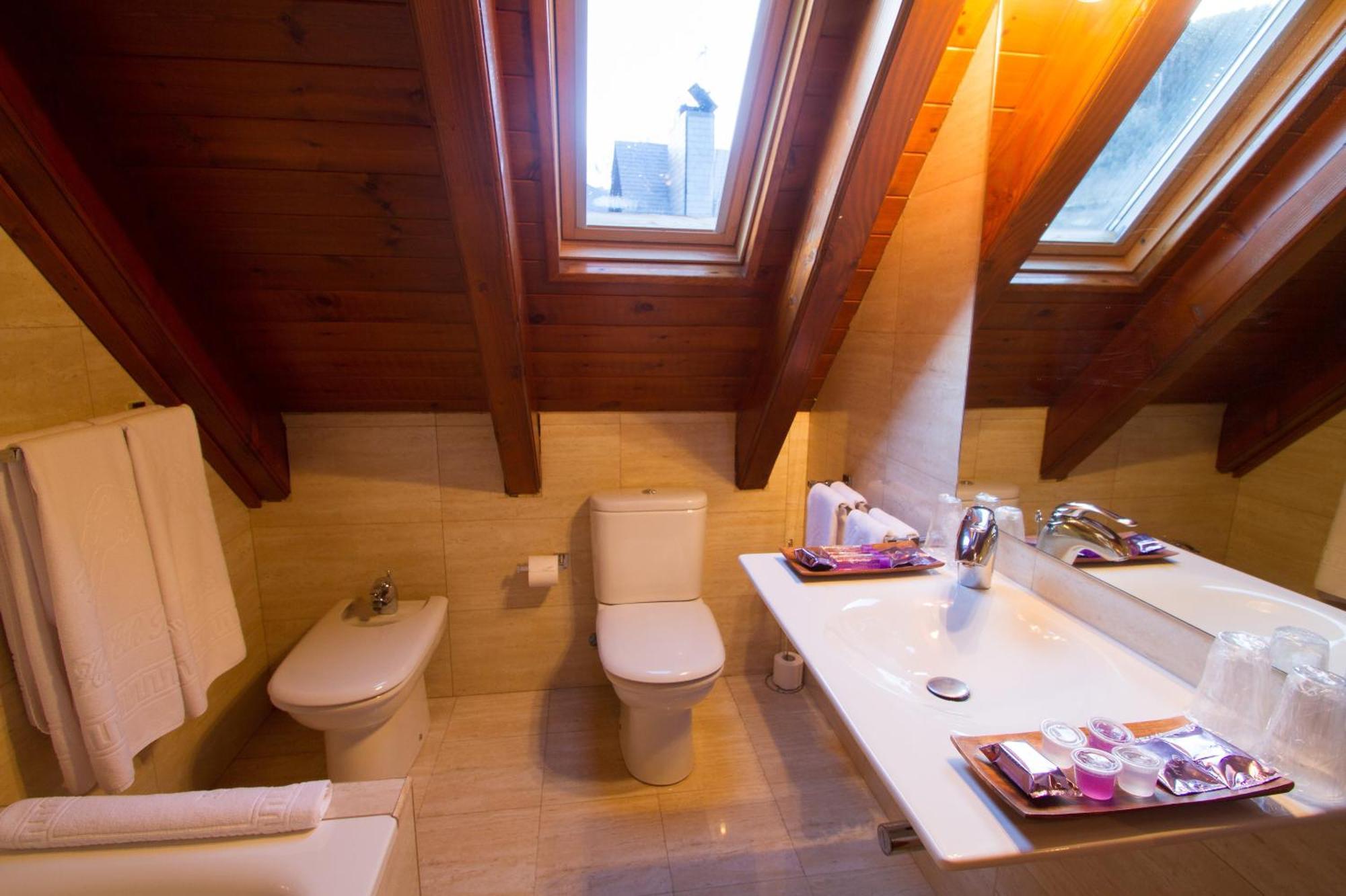 Gran Chalet Hotel & Petit Spa Vielha Bagian luar foto