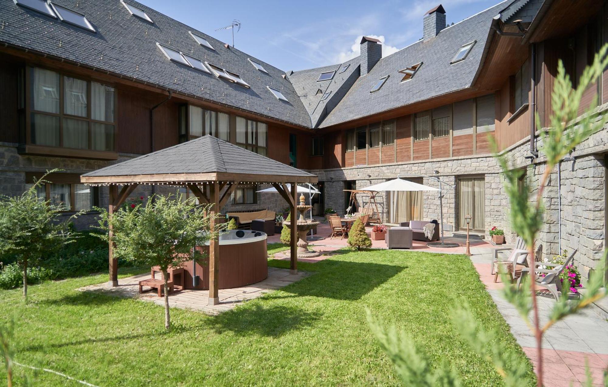 Gran Chalet Hotel & Petit Spa Vielha Bagian luar foto
